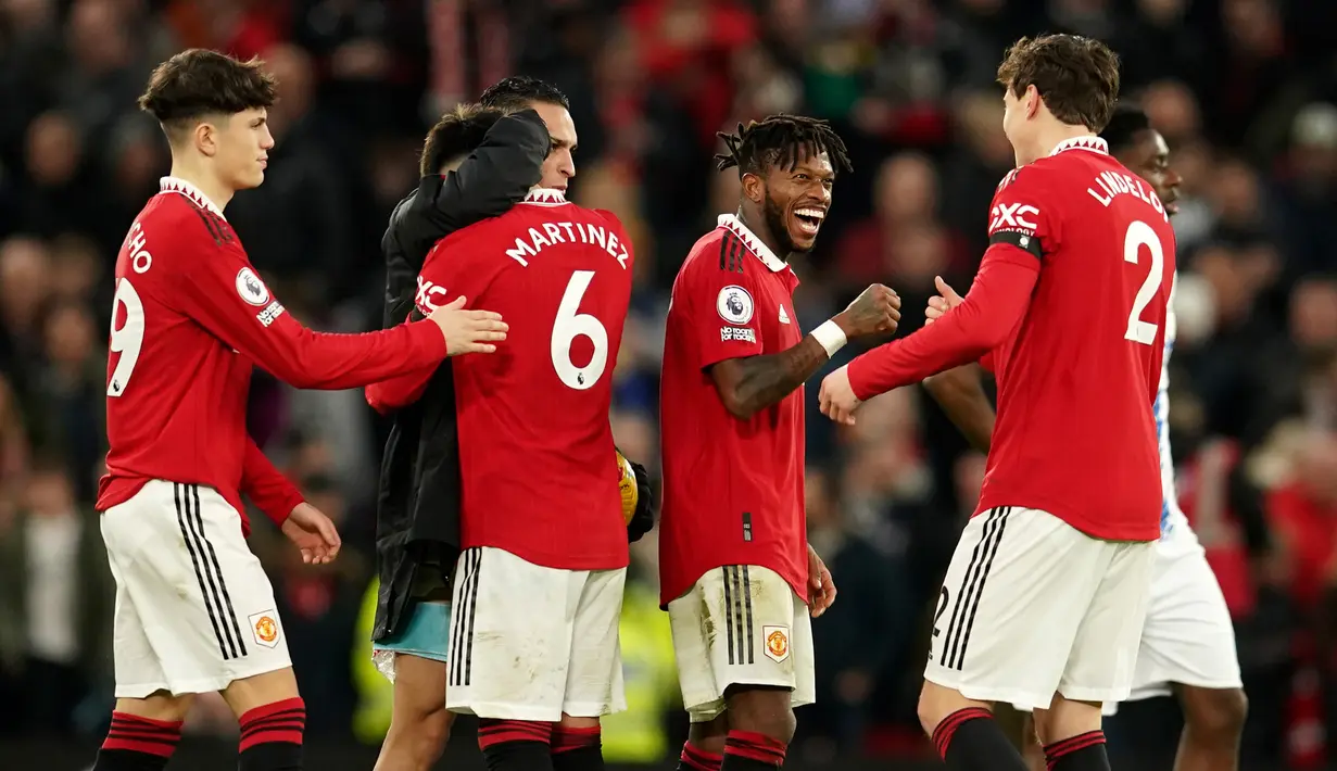 Para pemain Manchester United merayakan kemenangan atas Crystal Palace pada pertandingan sepak bola Liga Inggris di Stadion Old Trafford, Manchester, Inggris, 4 Februari 2023. Manchester United mengalahkan Crystal Palace dengan skor 2-1. (AP Photo/Dave Thompson)