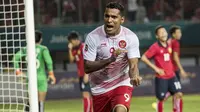 Striker Indonesia, Alberto Goncalves, melakukan selebrasi usai mencetak gol ke gawang Laos pada laga Asian Games di Stadion Patriot, Jawa Barat, Jumat (17/8/2018). Indonesia menang 3-0 atas Laos. (Bola.com/Vitalis Yogi Trisna)