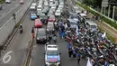 Motor yang dibawa buruh saat aksi May Day 2016 di depan Gedung DPR terparkir di pinggir jalan hingga menyebabkan kemacetan, Jakarta, Minggu (1/5). (Liputan6.com/Helmi Afandi)