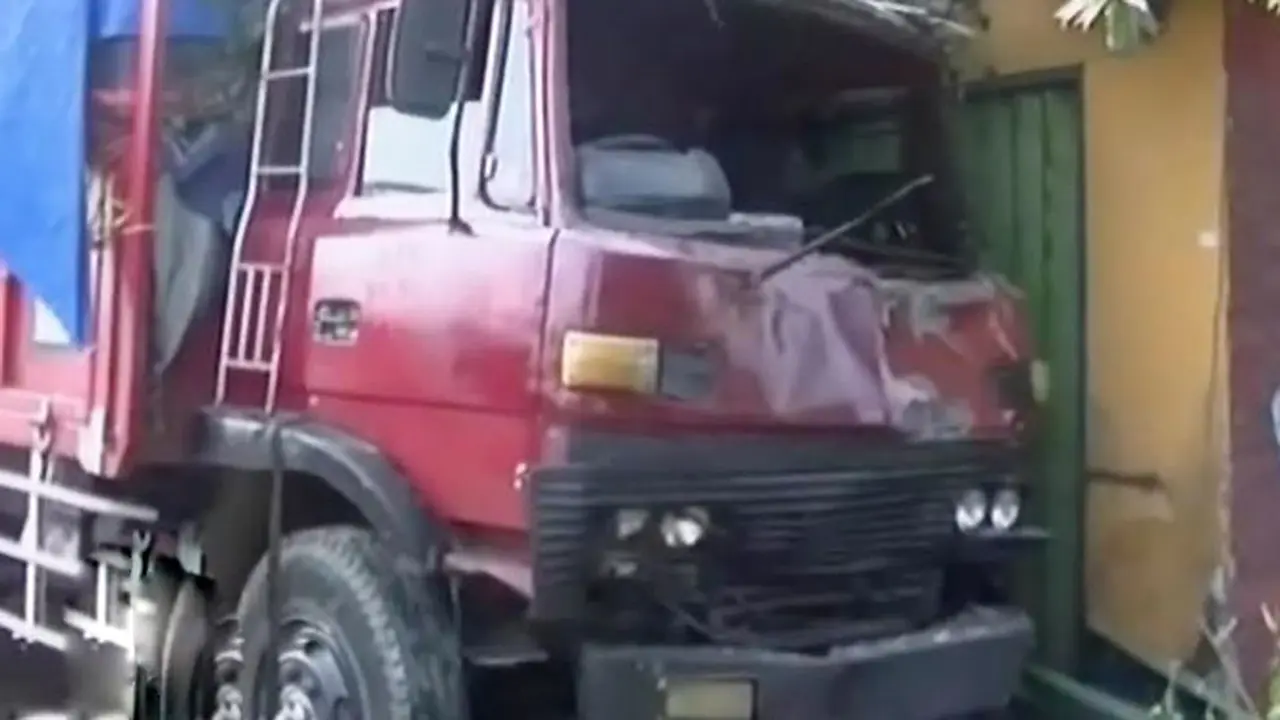 (Lip6 Malam) Kecelakaan-Truk