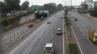 Sejumlah kendaraan melintas di ruas tol lingkar luar di Jakarta, Minggu (26/8). Implementasi penyeragaman tarif tol lingkar luar Jakarta atau Jakarta Outer Ring Road (JORR) mundur dari bulan ini menjadi September. (Liputan6.com/Immanuel Antonius)