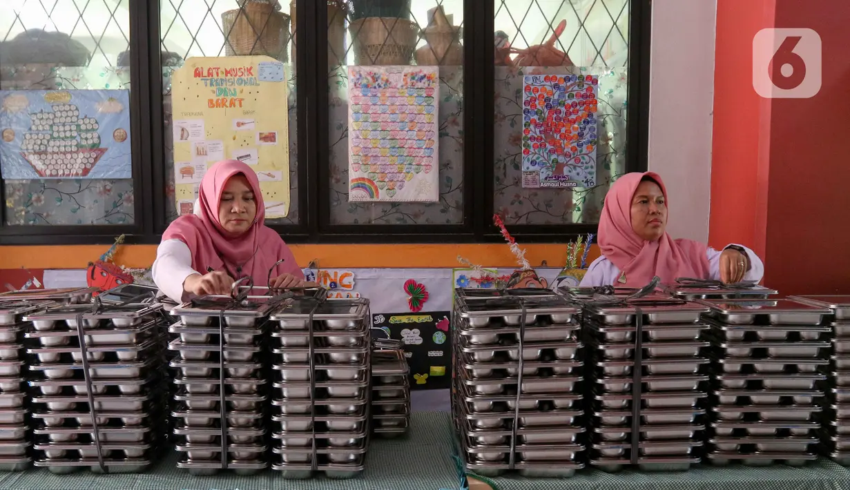 Program makan bergizi gratis perdana pada hari ini, Senin (6/1/2024) sekaligus untuk mematangkan ketepatan waktu distribusi serta kecukupan kandungan gizinya. (Liputan6.com/Herman Zakharia)