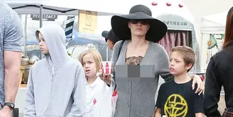Tanpa menggunakan bra, Angelina Jolie terlihat tengah jalan-jalan bersama dengan anak-anaknya. (backgrid/hollywoodlife)