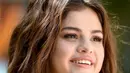 Aktris Selena Gomez tersenyum saat mempromosikan film terbarunya "Hotel Transylvania 3: Summer Vacation" di Sony Pictures Studios di Culver City, California (11/4). Selena Gomez tampil cantik dengan gaun berwarna krem. (Matt Winkelmeyer/Getty Images/AFP)