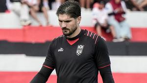 Kiper Malut United, Alan Bernardon di laga kontra Persib Bandung. (X/Malut United)