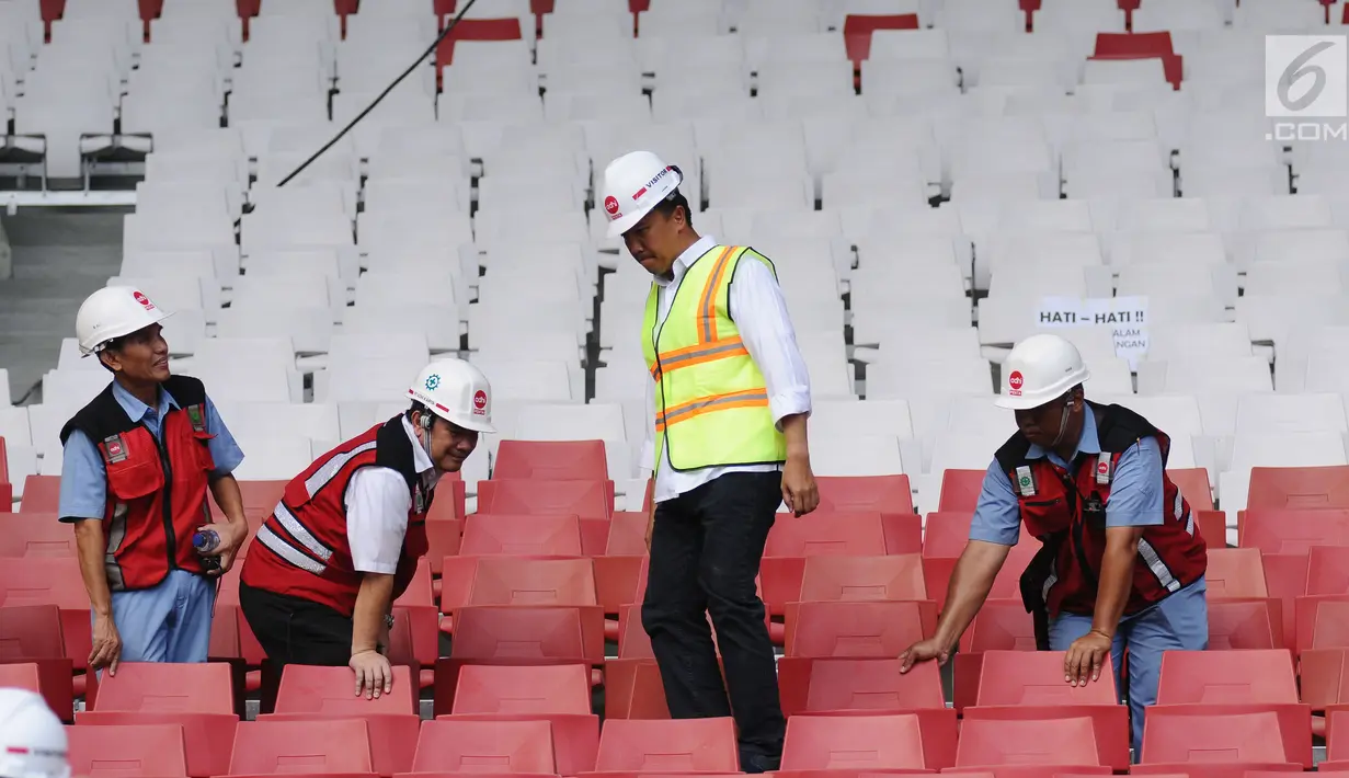 Menpora Imam Nahrawi (ketiga kiri) mengecek kekuatan bangku saat meninjau perkembangan renovasi Stadion Utama GBK, Jakarta, Selasa (8/8). Saat ini, renovasi telah mencapai 80% dan ditargetkan rampung akhir 2017. (Liputan6.com/Helmi Fithriansyah)
