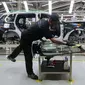 Mekanik merakit mobil BMW pada peluncuran Generasi Ke-7 BMW Seri 7 di pabrik PT Gaya Motor, Jakarta (06/06/2023). (Liputan6.com)