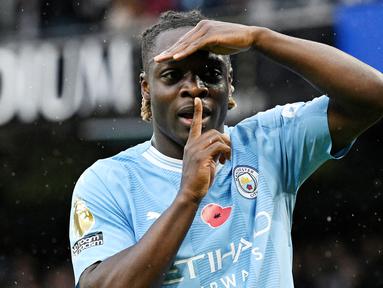 Jeremy Doku menjadi nama terbaru yang berhasil memberikan empat assist dalam satu laga Premier League. Winger asal Belgia itu mampu mencetak empat assist saat Manchester City menenggelamkan Bournemouth dengan skor telak 6-1. (AFP/Paul Ellis)