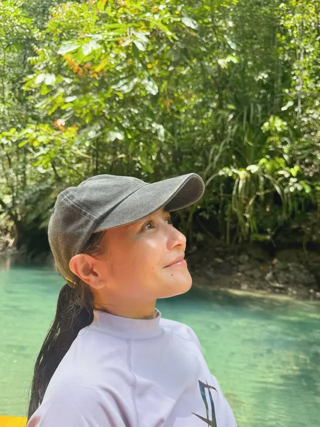 Gaya Sporty Prilly Latuconsina Tampil Sporty dan Menawan dengan Bare Face di Hutan Mangrove Kaimana
