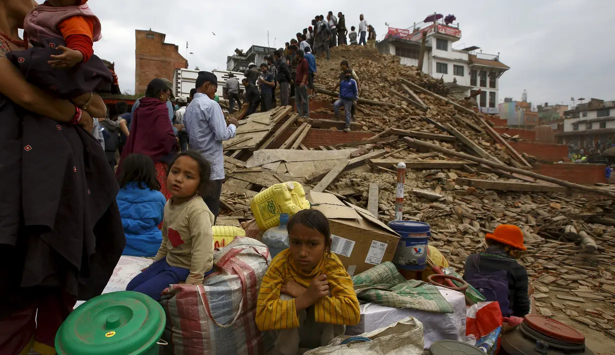 Sejumlah warga yang selamat dari gempa tampak menunggu bantuan, Nepal, Sabtu (25/4/2015). Dikabarkan sekitar 500 orang lebih tewas dalam peristiwa tersebut (Reuters/Navesh Chitrakar)
