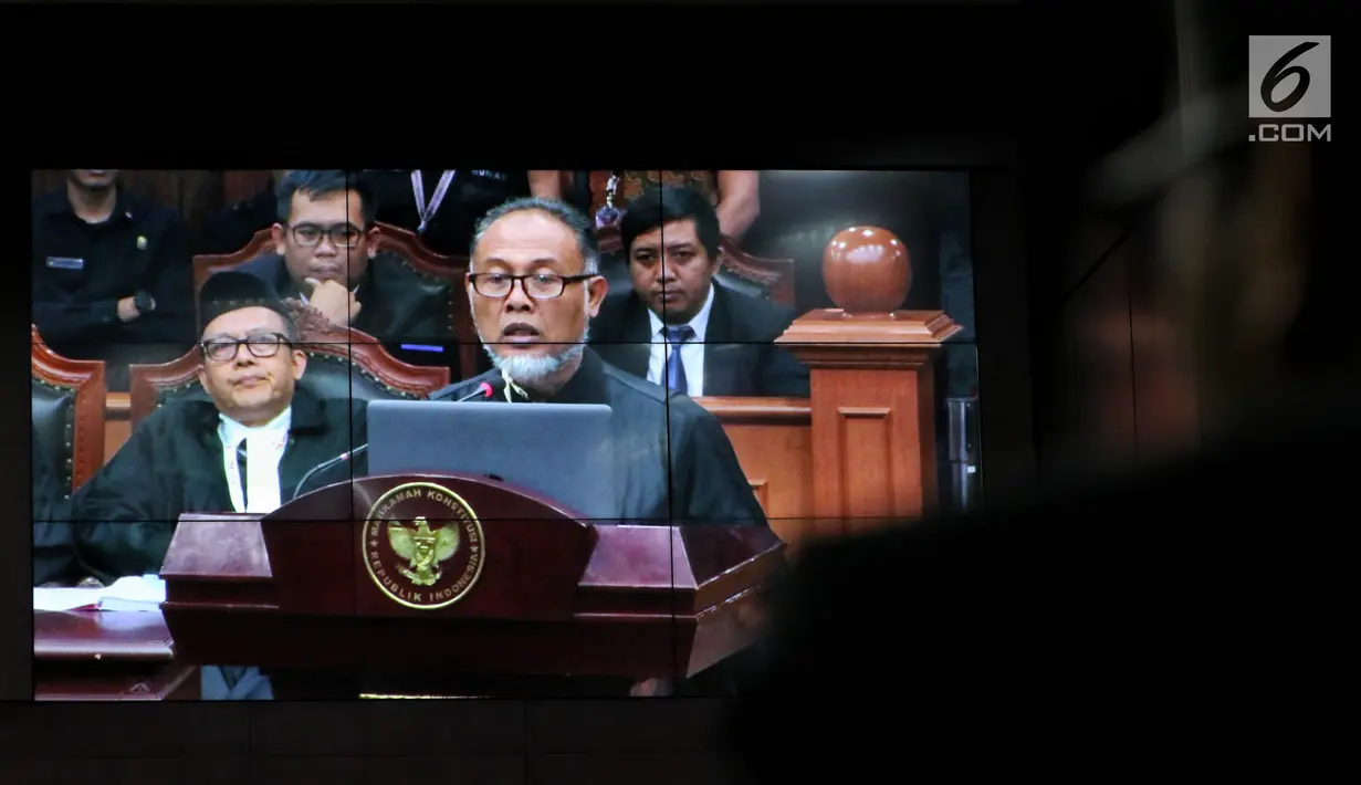 Ketua tim hukum Prabowo-Sandi, Bambang Widjojanto membacakan materi gugatan dari pasangan 02 Prabowo Subianto dan Sandiaga Uno dalam sidang perdana sengketa Pilpres 2019 di Gedung Mahkamah Konstitusi, Jakarta, Jumat (14/6/2019). (Lputan6.com/Johan Tallo)