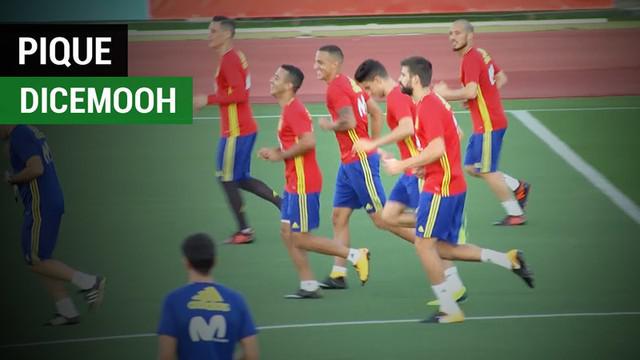 Berita video bek Barcelona, Gerard Pique, disoraki dan dicemooh saat Timnas Spanyol berlatih di Madrid pada Senin (2/10/2017).
