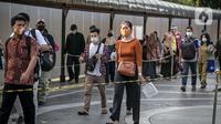 Penumpang KRL berjalan di Stasiun Tanah Abang, Jakarta Pusat, Kamis (4/2/2021) sore. Menurut keterangan petugas, antrean panjang tersebut hampir terjadi setiap harinya saat bulan Ramadhan. (Liputan6.com/Faizal Fanani)
