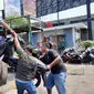 Sepeda motor milik pemudik sedang diturunkan dari truk pengangkut program mudik gratis di Terminal Tirtonadi Solo, Senin (17/4).(Liputan6.com/Fajar Abrori)