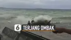 Beredar video aksi dua bocah terjang ombak besar. Bukannya takut namun dua bocah itu justru bermain dengan ombak besar yang datang.