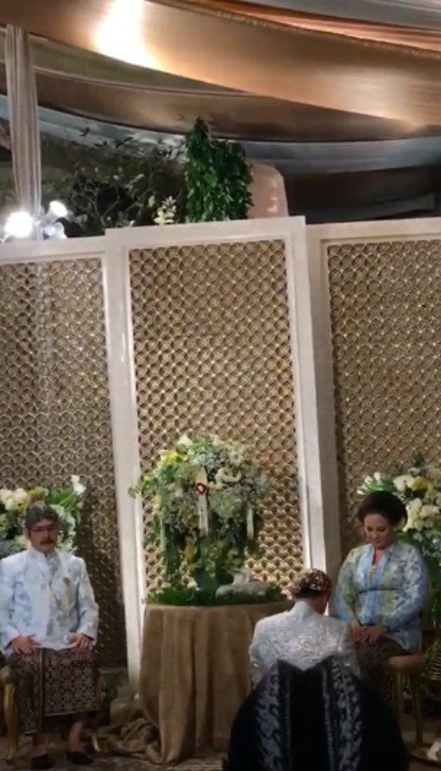 Setelah meminta restu kepada Bambang, Panji sungkem dan memeluk sang ibunda, Halimah Kamil. Bambang dan Halimah pun akur berdampingan demi putra mereka./copyright instagram/didit.hediprasetyo