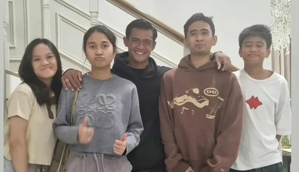 Pratama Arhan dan Azizah Salsha baru saja tiba di Indonesia. Raut wajah bahagia terlihat keduanya saat bersua kembali dengan keluarga mereka. Arhan dan Azizah balik di Indonesia karena Arhan dipanggil timnas Indonesia. (Liputan6.com/IG/arhanazizah.official)