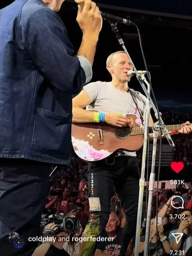 Roger Federer dan Chris Martin tampil satu panggung di konser Coldplay (Foto: Instagram @coldplay).