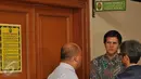Stuart Collin tampak berdiskusi dengan kuasa hukumnya sebelum sidang lanjutan perceraiannya dengan Risty Tagor di Pengadilan Agama Jakarta Selatan, Kamis (28/1/2016). (Liputan6.com/Herman Zakharia)
