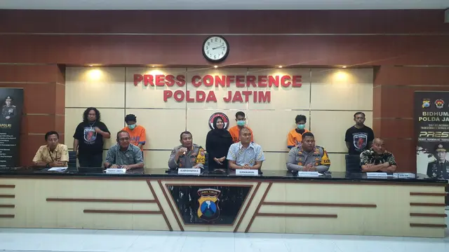Jumpa pers penangkapan pelaku bom ikan rumah ketua KPPS Pamekasan. (Dian Kurniawan/Liputan6.com)