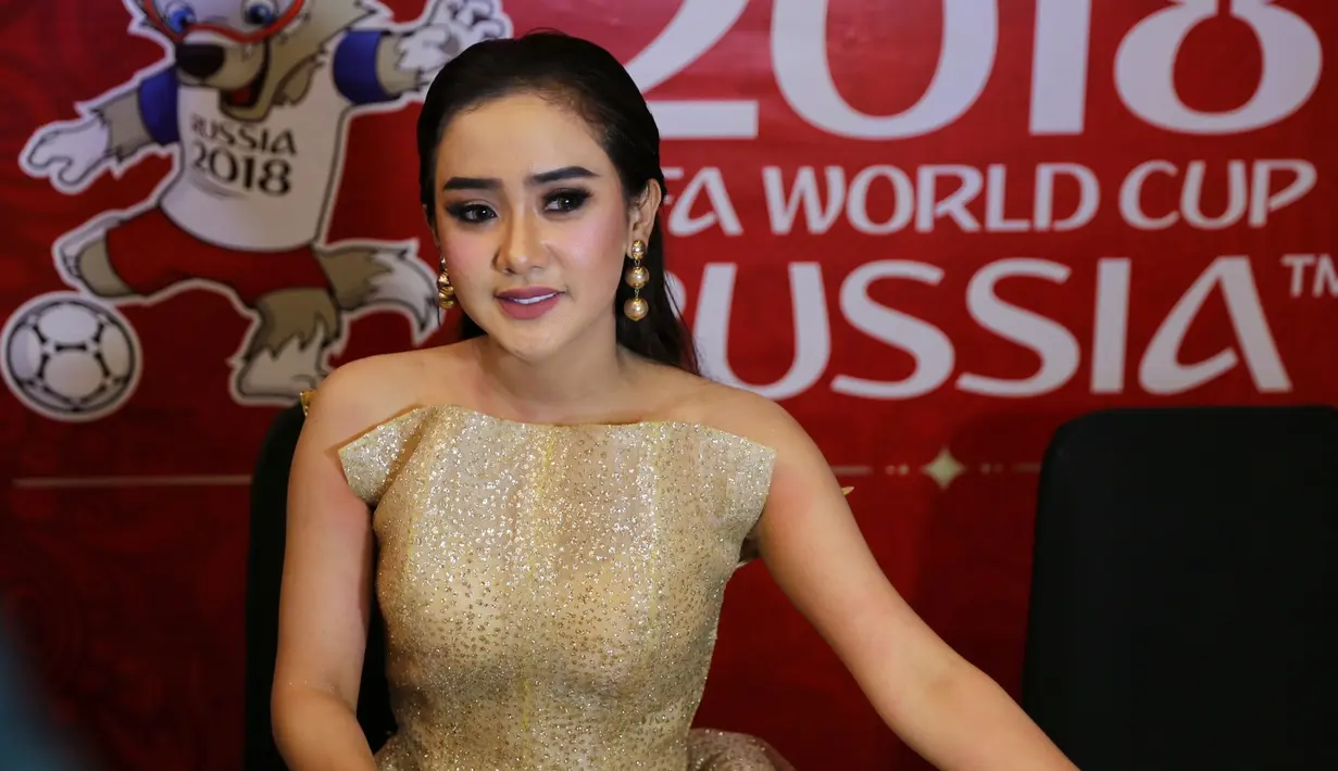 Penyanyi dangdut Cita Cita mengaku memiliki idola baru di gelaran sepakbola dunia tahun ini. Meski ia tak begitu paham dengan olahraga yang disukai oleh banyak kalangan tersebut. (Adrian Putra/Bintang.com)