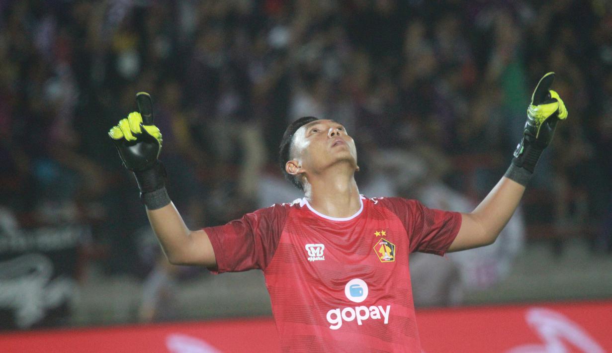 Kiper Persik Kediri, Fajar Setya Jaya, merayakan kemenangan atas Persita Tangerang Fajar Setya Jaya pada laga final Liga 2 di Stadion Kapten I Wayan Dipta, Bali, Senin (25/11), Persik menang 3-2 atas Persita. (Bola.com/Gatot Susetyo)