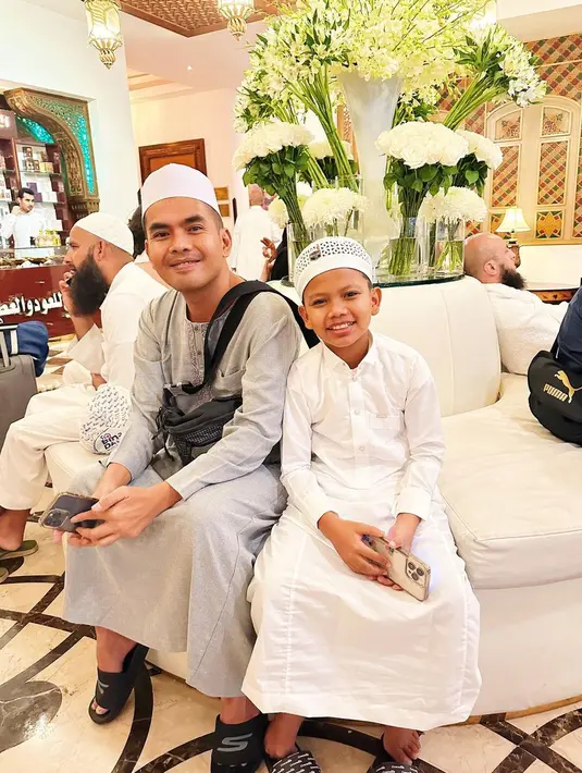 <p>Pada Oktober 2022 lalu, Zidni menegaskan Farel memeluk Islam tanpa ada paksaan. Dari kabar tersebut diketahui beberapa anggota keluarga Farel Nasrani. [Instagram/zidniyazidni]</p>