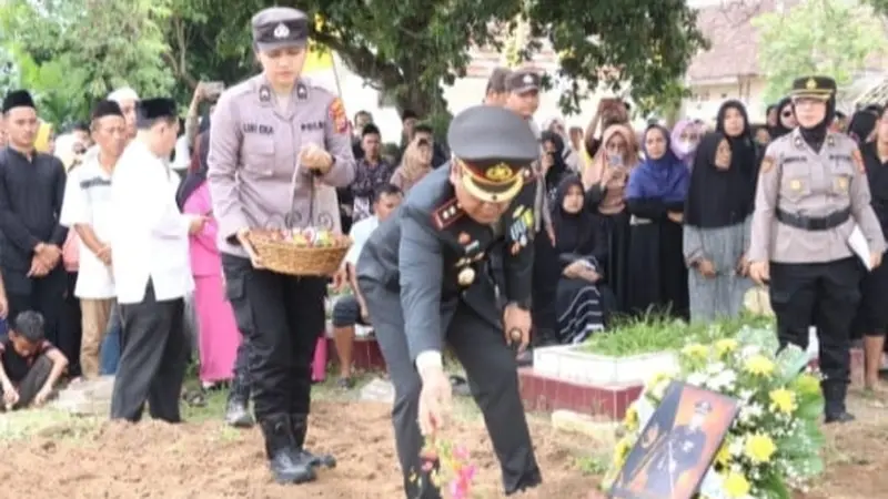 Pemakaman Personel Polda Banten yang Gugur Menjaga Arus Wisata. (Dokumentasi Polda Banten).