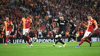 Gelandang Juventus, Teun Koopmeiners, menyumbangkan dua gol saat timnya takluk 2-5 dari Galatasaray pada laga leg pertama knockout play-off Liga Champions musim ini di RAMS Park, Istanbul, Rabu (18/02/2026) dini hari WIB. (AFP/Ozan Kose)