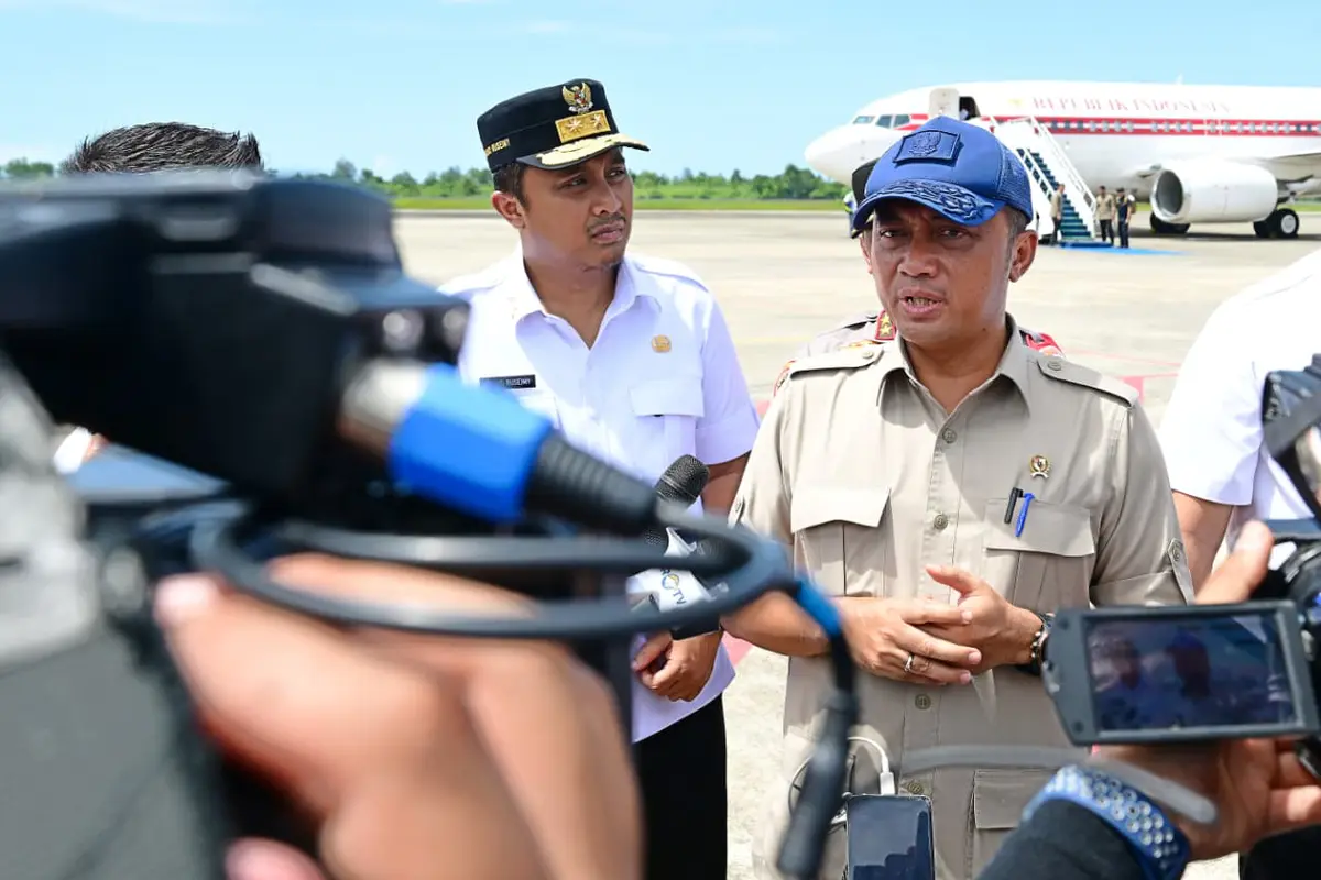 Menteri Sekretaris Negara Prasetyo Hadi di Lanud Sutan Sjahrir, Sumatra Barat, Kamis (18/12/2025).