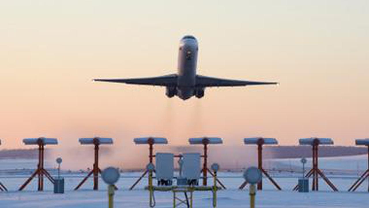 Tips Agar Badan Tetap Fit Saat Traveling dengan Pesawat