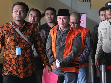 Anggota DPRD Jambi Elhelwi (depan) dan Gusrizal (belakang) usai menjalani pemeriksaan di Gedung KPK, Jakarta, Rabu (24/7/2019). Keduanya resmi ditahan 20 hari ke depan untuk mempermudah pemeriksaan terkait kasus dugaan suap pengesahan APBD 2017-2018 Provinsi Jambi. (merdeka.com/Dwi Narwoko)