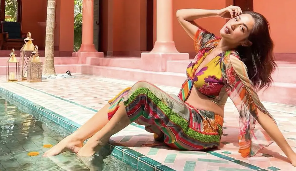 Bergaya bohemian, Jessica seksi kenakan blouse crop top motif abstrak colorful dari brand Paul Ropp.