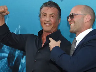 Aktor Jason Statham dan Sylvester Stallone berpose saat menghadiri pemutaran perdana Warner Brothers Pictures "The Meg" di Los Angeles, California, (6/8). Meg adalah film horor fiksi ilmiah 2018 yang disutradarai Jon Turteltaub. (AFP Photo/Lisa O'Connor)