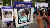 Sejumlah warga berselfie dengan papan anti hoax Deklarasi Masyarakat Anti Hoax di Area CFD Jalan Pahlawan, Semarang (8/1). Gerakan tersebut untuk mengajak masyakat agar kritis menyikapi berita di media sosial. (Liputan6.com/Gholib)