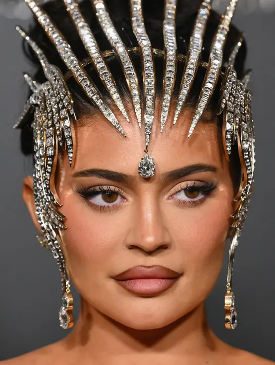 <p>Kylie Jenner tiba pada pembukaan pameran Thierry Mugler: Couturissime di Brooklyn Museum, Brooklyn, New York City, Amerika Serikat, 15 November 2022. Kylie Jenner menambahkan mahkota berlian berkilau di atas kepalanya. (ANGELA WEISS/AFP)</p>