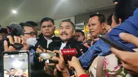 Kamaruddin Simanjuntak, tersangka dugaan pencemaran nama baik Direktur Utama (Dirut) PT Taspen, ANS Kosasih,&nbsp;di Bareskrim Polri, Jakarta, Senin (14/8/2023). (Bachtiarudin Alam/Merdeka.com)