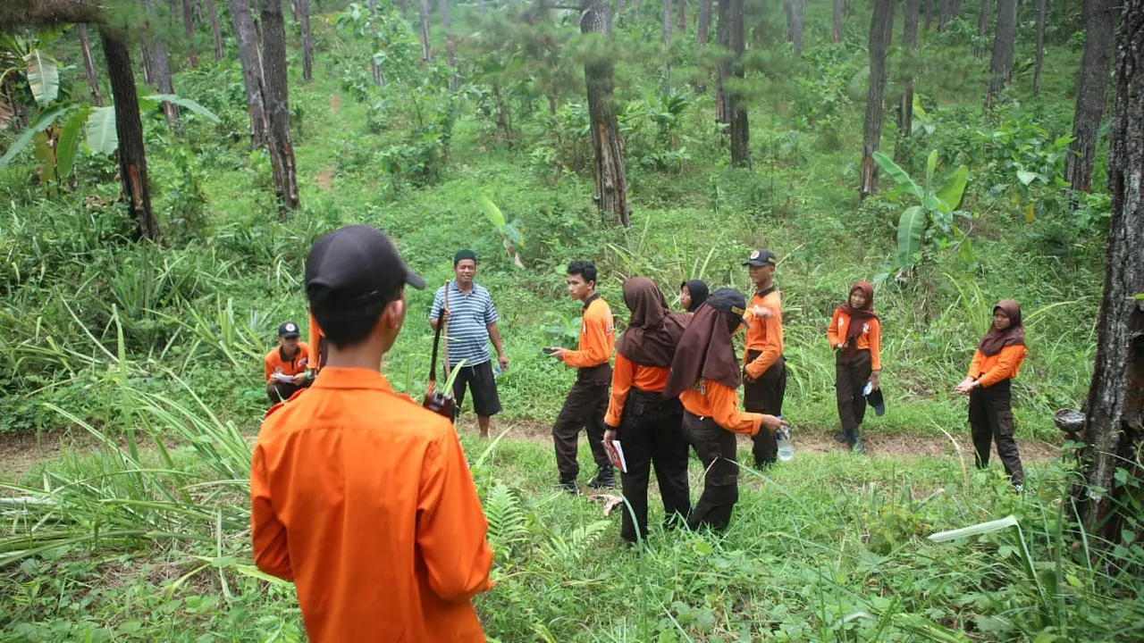 Tim SAR gabungan mencari keberadaan Kakek Tas Rasun yang hilang di area hutan Anim Menceng, Rawalo, Banyumas. (Foto: Liputan6.com/Tagana/Muhamad Ridlo)