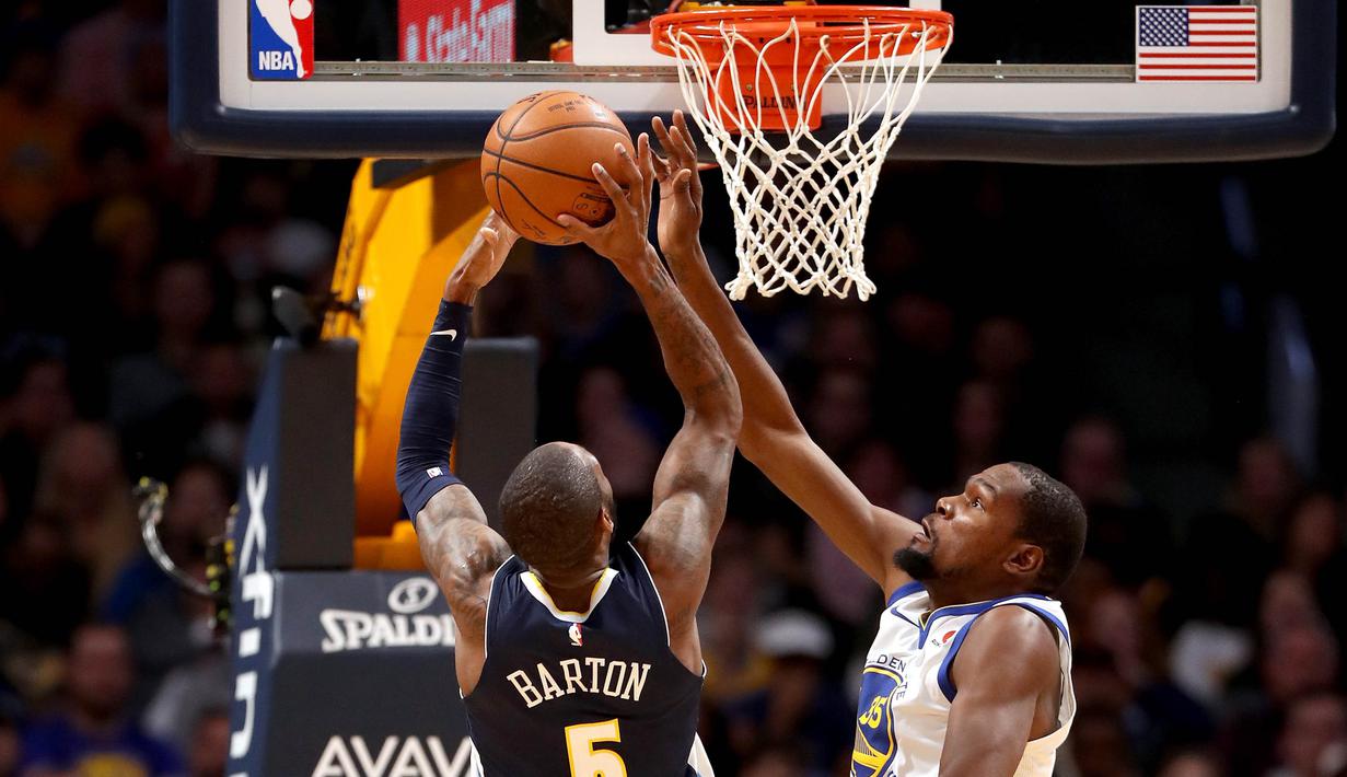 Pebasket Golden State Warriors, Kevin Durant, melakukan block kepada pebasket Denver Nuggets, Will Barton, pada laga NBA di Pepsi Center, Denver, Sabtu (4/11/2017). Warriors menang 127-108 atas Nuggets. (AFP/Matthew Stockman)