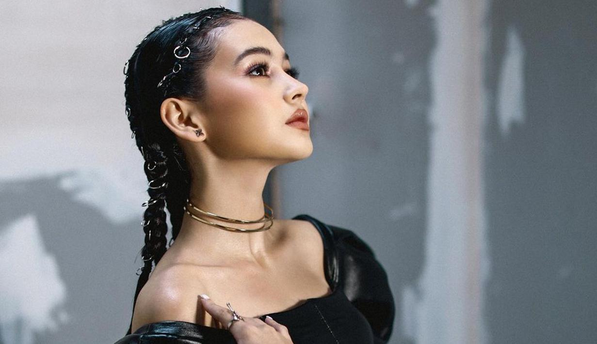 Kini, dirinya diketahui bermain dalam sinetron Cinta Setelah Cinta meski bukan menjadi pemeran utama. Namun, berkat akting yang ia lakukan, Sandrinna Michelle berhasil menyebet penghargaan dalam kategori Aktris Paling Ngetop di acara SCTV Awards 2022. (Liputan6.com/IG/@sandrinna_11)