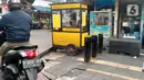 Pedagang berjualan di jalur pedestrian sepanjang Jalan Surya Kencana, Kota Bogor, Jawa Barat, Sabtu (3/12/2022). Jalur pedestrian yang seharusnya menjadi akses pejalan kaki dan ramah bagi kaum disabilitas itu tidak berfungsi dengan semestinya. (Liputan6.com/Magang/Aida Nuralifa)