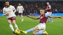 Pemain Aston Villa, Lucas Digne, berebut bola dengan pemain Manchester City, Bernardo Silva, pada laga lanjutan pekan ke-15 Premier League di Stadion Villa Park, Kamis (07/12/2023). City takluk 0-1 dari tuan rumah. (AFP/Adrian Dennis)