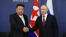 Pertemuan kedua pemimpin tersebut terlihat sangat akrab pada Rabu, 13 September 2023 terlihat sangat akrab. (Vladimir Smirnov, Sputnik, Kremlin Pool Photo via AP)