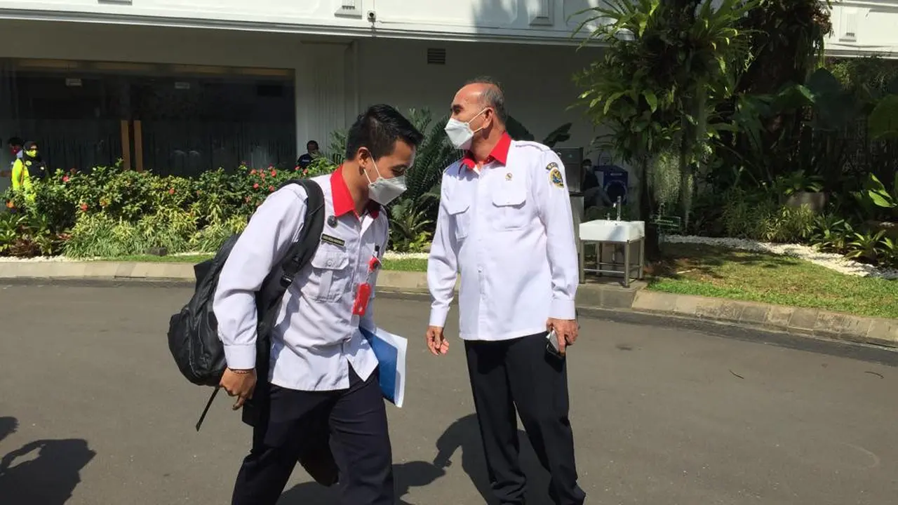 Kepala Badan Siber dan Sandi Negara Letjen TNI (Purn) Hinsa Siburian (kanan) dipanggil Presiden Joko Widodo (Jokowi) ke Istana Negara, Jakarta. (Merdeka.com?Genantan Saputra)