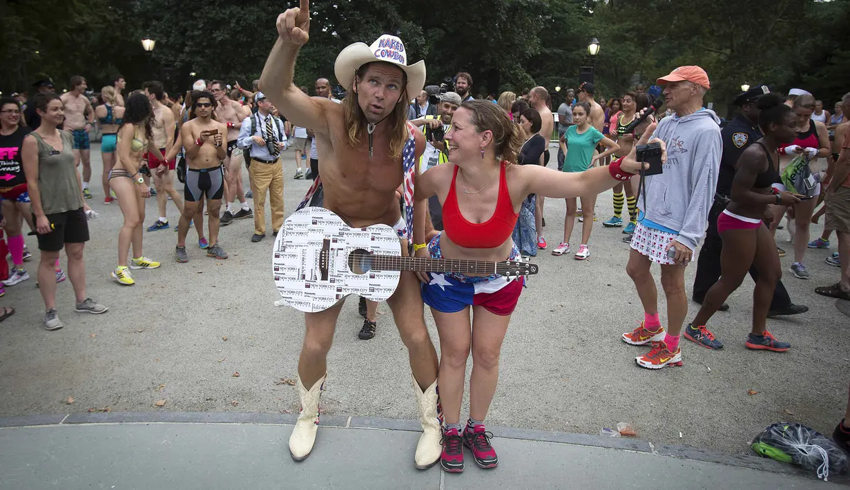 Seorang peserta berfoto bersama dengan Naked Cowboy (kiri) sebelum mengikuti acara Underwear Run di Central Park, New York, Jumat (2/8/14). (REUTERS/Carlo Allegri)