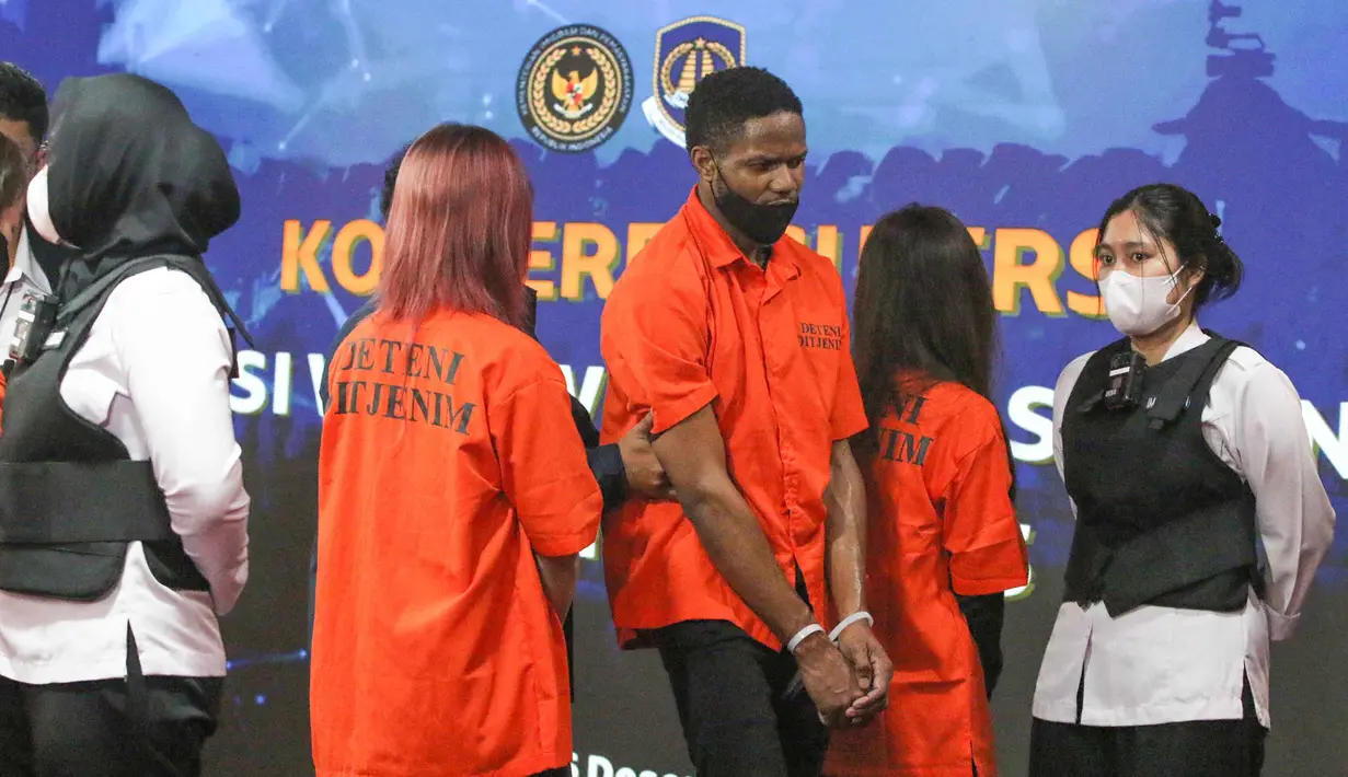 Beberapa Warga Negara Asing (WNA) yang terjaring Operasi Wira Waspada 2025 diperlihatkan saat rilis di Gedung Direktorat Jenderal Imigrasi, Jakarta Selatan, Selasa (16/12/2025). Direktorat Jenderal Imigrasi mengamankan sebanyak 220 Warga Negara Asing (WNA) dalam Operasi Wirawaspada 2025. (merdeka.com/Arie Basuki)