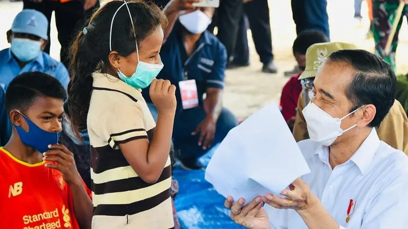 6 Potret Presiden Jokowi Tinjau Langsung NTT, Hibur Anak-anak di Pengungsian