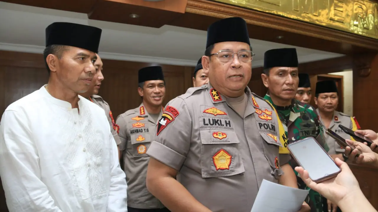 Kapolda Jawa Timur Irjen Luki Hermawan didampingi Pangdam V Brawijaya Mayjen TNI R Wisnoe Prasetja Boedi
