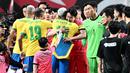 Momen unik terjadi saat laga persahabatan antara Korea Selatan melawan Brasil di Seoul's Sang-am Stadium, Seoul, Korea Selatan, Kamis (01/06/2022) malam WIB. Meski kalah dengan skor 1-5, pertandingan tersebut terasa istimewa bagi Son Heung-min karena mampu berjumpa dengan idolanya, Neymar. (AFP/Anthony Wallace)