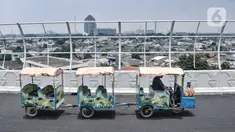 Odong-odong saat melintas di Flyover Cakung, Jakarta, Selasa (16/3/2021).  Progres pembangunan flyover yang menghubungkan kawasan Duren Sawit dengan Cakung tersebut saat ini telah mencapai 96,44 persen. (merdeka.com/Iqbal S. Nugroho)